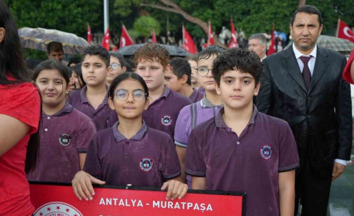 Antalyalılar 29 Ekim coşkusunu sağanak yağmur altında kutladı