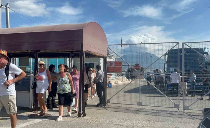 Antalya’ya turist akını devam ediyor: İngiliz turistleri taşıyan lüks kruvaziyer Alanya’ya demirledi