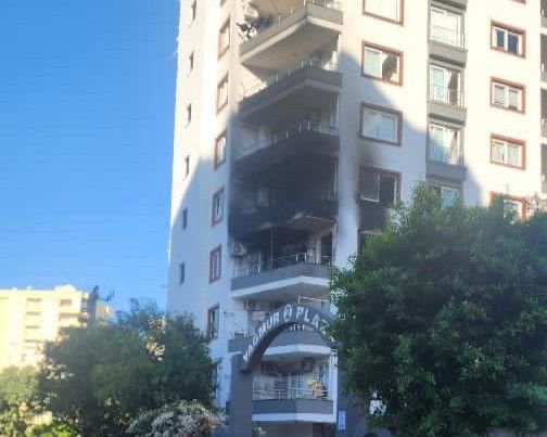 Apartman dairesi çıkan yangında kullanılamaz hale geldi