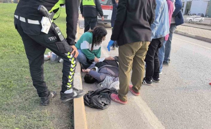 Arabaya bağlanıp iple çekilen motosiklet kaldırıma savruldu: 1 yaralı