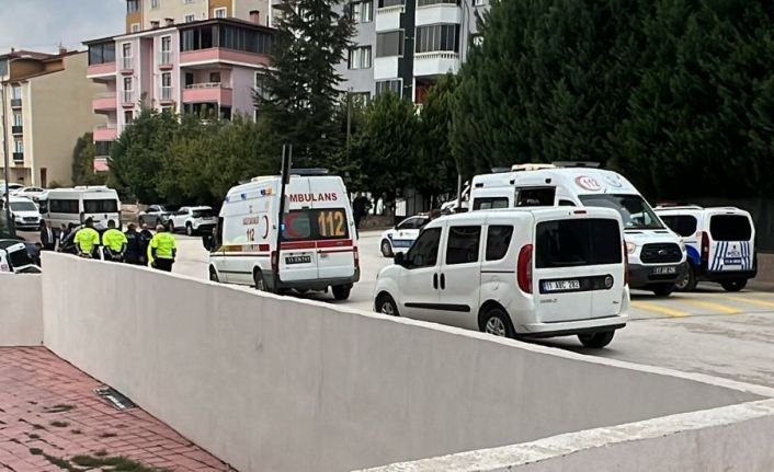 Aracını 3 kişinin üzerine sürdüğü anlar kameraya yansıdı