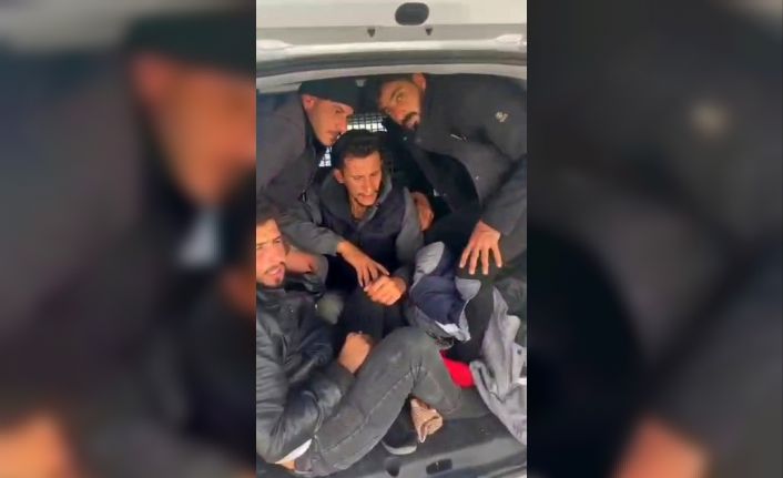Aracıyla tıka basa göçmen taşıyan insan taciri tutuklandı