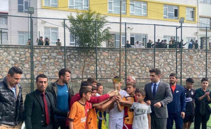 Arıcak’ta ortaokullar arası futbol turnuvası sona erdi