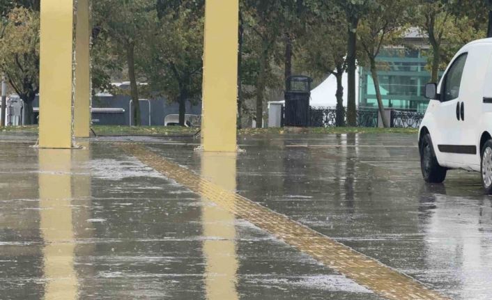 Arnavutköy’de aniden bastıran yağmura vatandaşlar hazırlıksız yakalandı