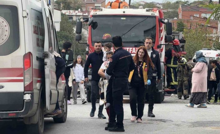 Arnavutköy’de faciadan dönüldü: İtfaiye ekipleri alevlerin arasından 2 çocuğu kurtardı