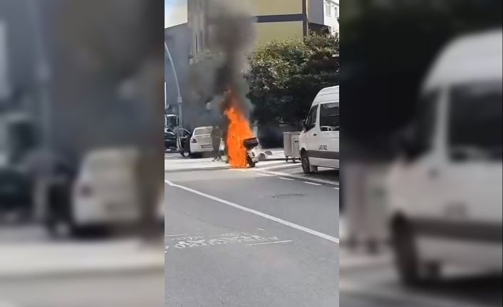 Arnavutköy’de seyir halindeki motosiklet alev aldı