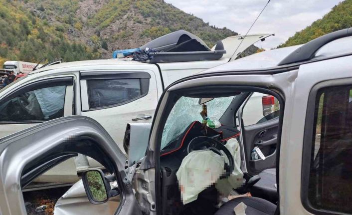Artvin’de zincirleme trafik kazası: 4 yaralı