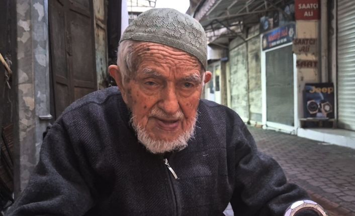 Asırlık çınardan gençlere tavsiye: "Paranızı dumana değil, fakire verin"