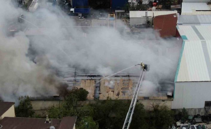 Ataşehir’de fabrika yangını: 4 işçi dumandan etkilendi