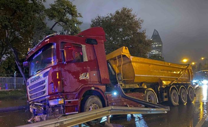 Ataşehir’de kayganlaşan yolda kontrolden çıkan hafriyat kamyonu bariyerlere çarptı