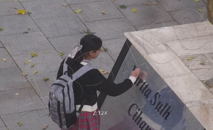 Atatürk büstünü temizleyen minik Asmin