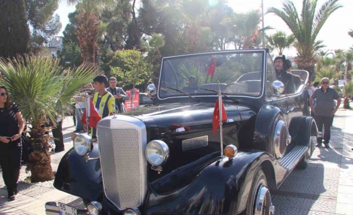 Atatürk’ün makam aracının aynısı Turgutlu’da ilgi odağı oldu