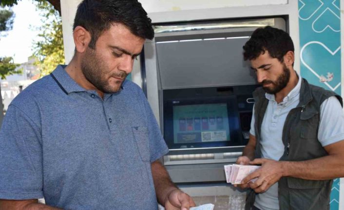 ATM’de buldukları paranın sahibini arıyorlar