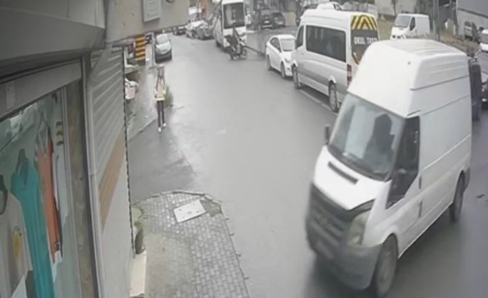Avcılar’da freni boşalan panelvan dükkana daldı: O anlar kamerada