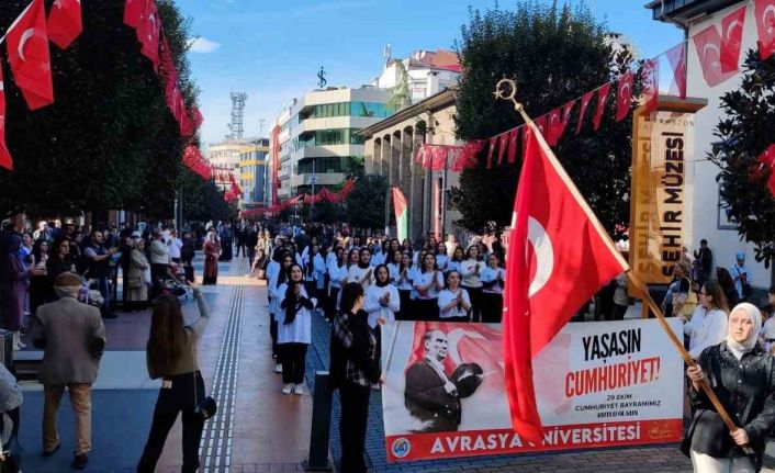 Avrasya Üniversitesi Cumhuriyet Bayramı kutlamalarını harmandalı zeybeği ile başlattı