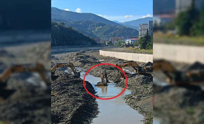 Ayancık Çayı’nda iş makinesi suya gömüldü