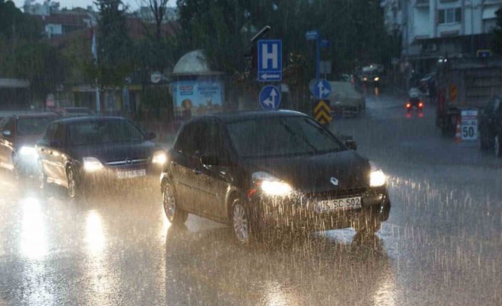 Aydın’da sağanak yağmur yolları dereye çevirdi