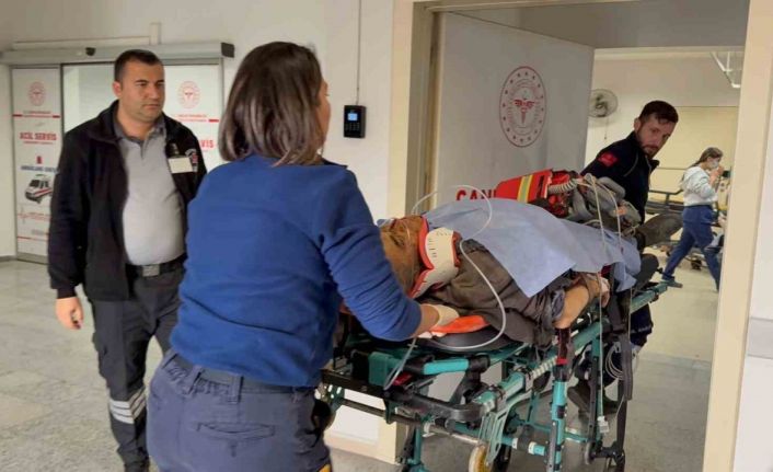 Aydınlatma direğine çarpan otomobil hurdaya döndü: 1 ölü, 1 yaralı