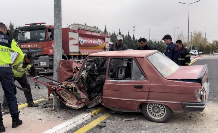 Aydınlatma direğine çarpan otomobil hurdaya döndü: 1’i ağır 2 yaralı