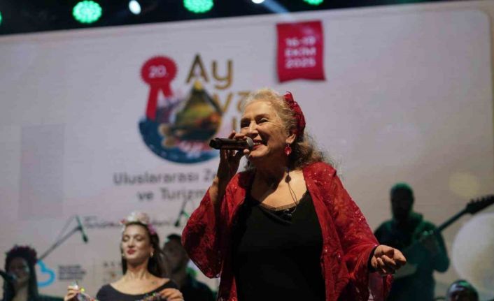 Ayvalık Zeytin Hasat Festivali’nde Suzan Kardeş ile Balkan rüzgarı
