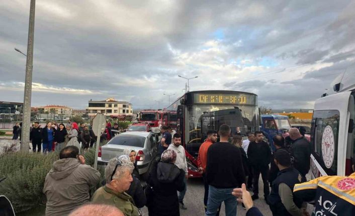 Ayvalık’ta belediye otobüsü ile otomobil çarpıştı: 2 yaralı