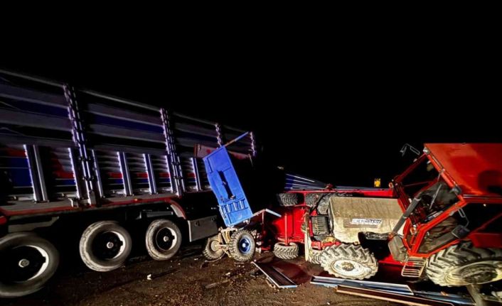 Babaeski’de tır ile traktör çarpıştı, yol trafiğe kapandı