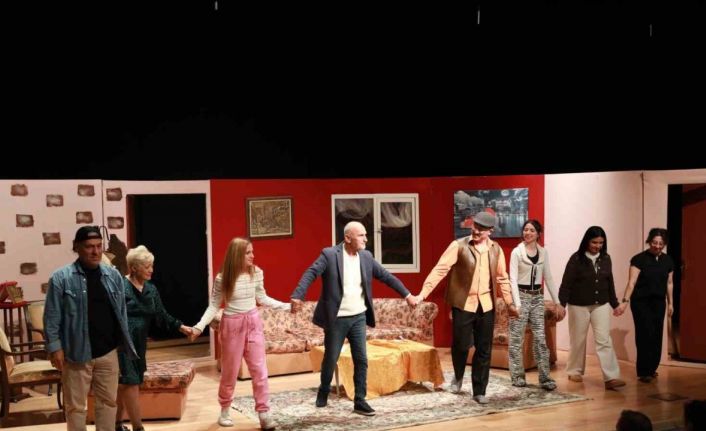 ‘Babam Geri Döndü’ Keçiören’de tiyatro severlerle buluştu