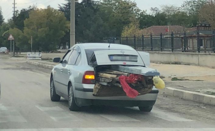 Bagajı kereste dolu araç trafiği tehlikeye attı