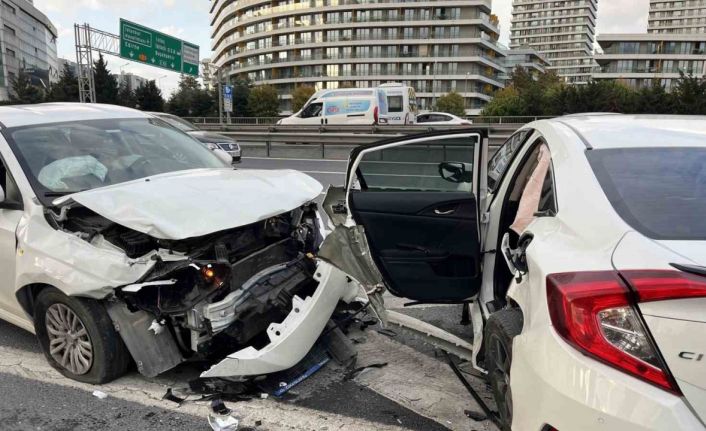 Bağcılar TEM Otoyolu’nda kaza: 4 yaralı