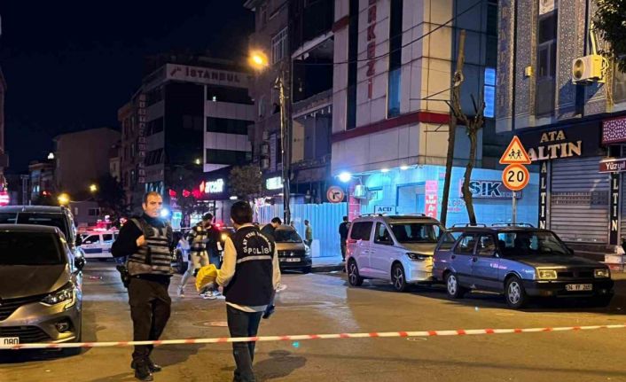 Bağcılar’da seyir halindeki otomobile silahlı saldırı: 2 yaralı