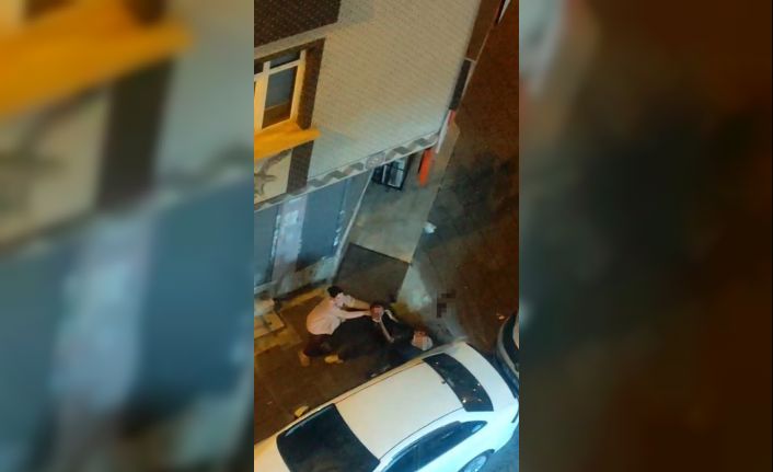 Bahçelievler’de 2 kişi birbirine yumruklarla saldırdı: O anlar kameraya yansıdı