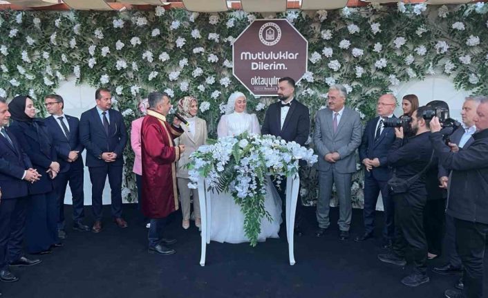 Bakan Göktaş, evlilik kredisinden yararlanan çiftin nikah şahidi oldu