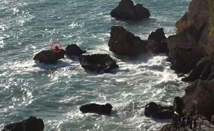 Balık tuttuğu kayalıklarda dalgalar yükselince mahsur kaldı