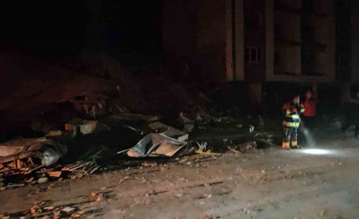 Balıkesir’de depremde bir bina yıkıldı