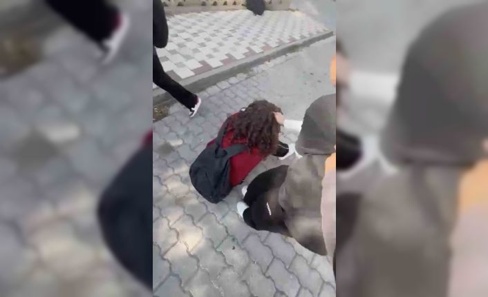 Balıkesir’de okul yakınında kız öğrencilerin kavgası kameraya yansıdı