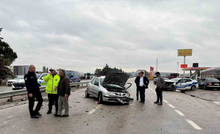 Balıkesir’de polis aracı otomobille çarpıştı: 3 yaralı