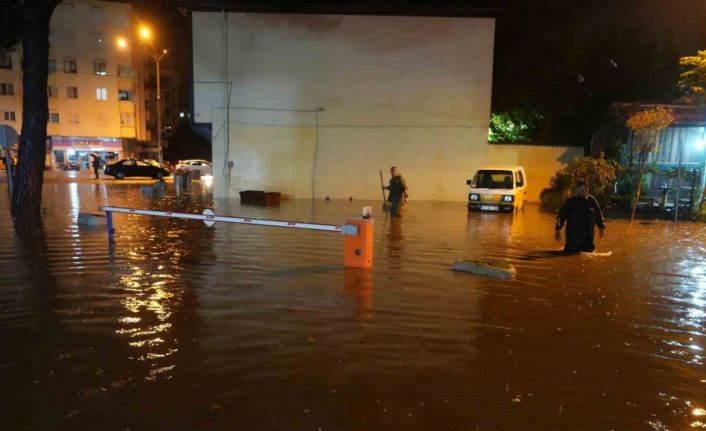 Balıkesir’de sağanak yağış ve lodos hayatı olumsuz etkiledi