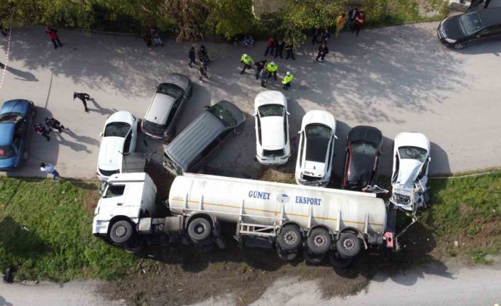 Balıkesir’de yağ tankeri devrildi, 7 araç hasar gördü