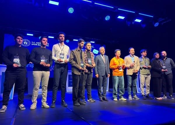 Balıkesirli gençler bilgi yarışmasında Türkiye birincisi