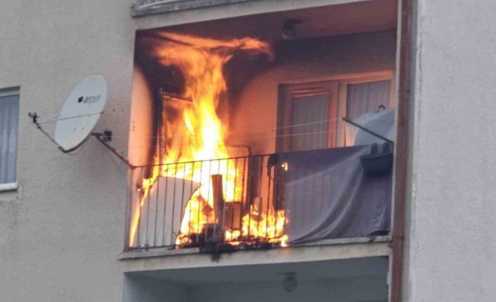 Balkonda çıkan yangın evi küle çeviriyordu