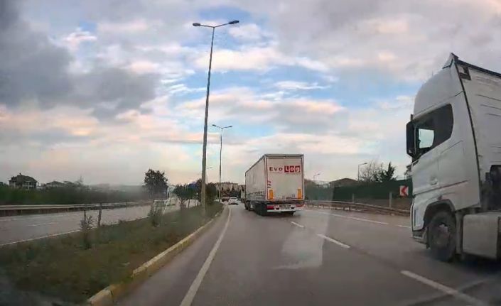 Bandırma’da tırın tehlikeli manevraları araç kamerasına yansıdı