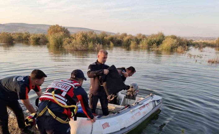 Baraj kapakları açıldı, aile mahsur kaldı