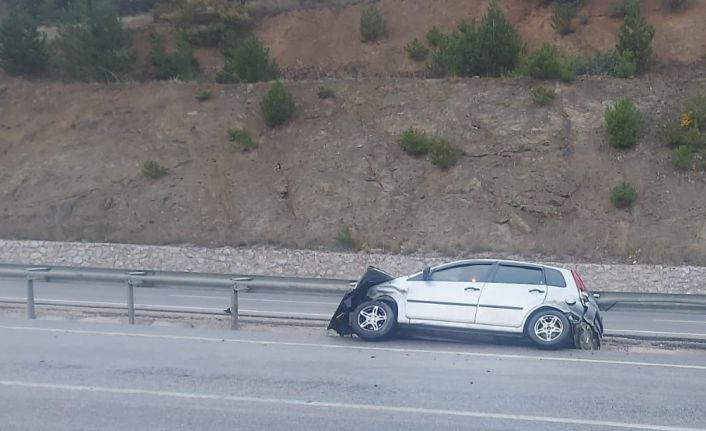 Bariyerlere çarpan otomobilde 2 kişi yaralandı