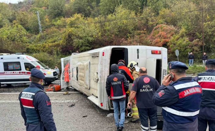 Bartın’da işçi servisi devrildi: 1 ölü, 19 yaralı