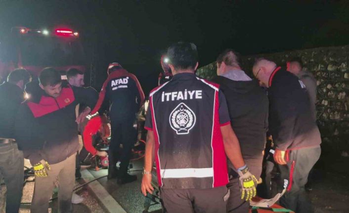 Bartın’da otomobil bariyerlere çarptı: 4 yaralı