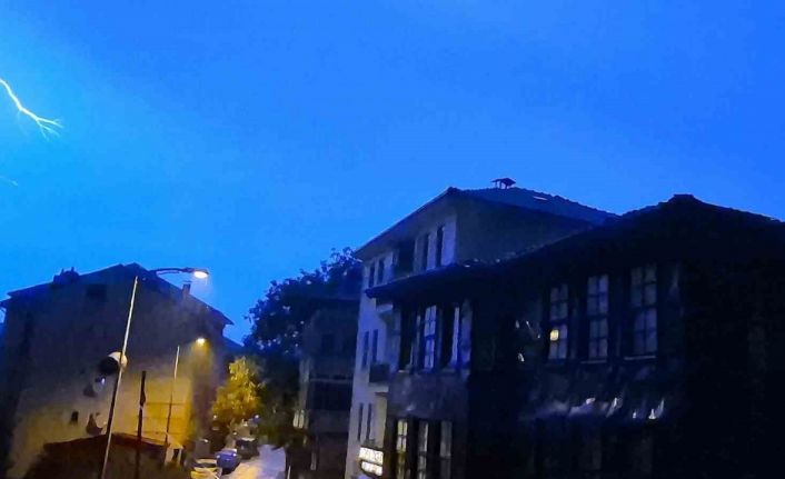 Bartın’da şimşekler geceyi aydınlattı