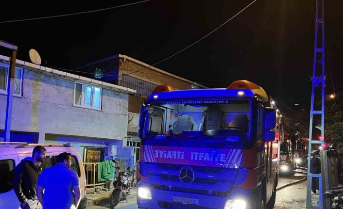 Başakşehir’de 3 katlı binada yangın paniği