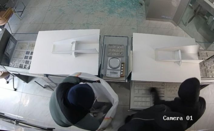 Başakşehir’de AVM içindeki kuyumcu 4 dakikada soyuldu