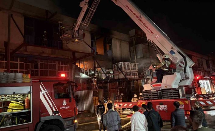 Başakşehir’de malzeme deposunda çıkan yangın korkuttu