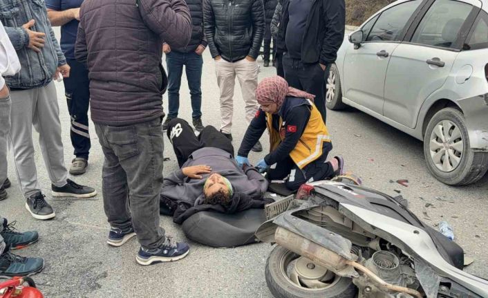 Başakşehir’de motosiklet üzerinde tartışırken önlerindeki otomobile çarptılar: 2 yaralı